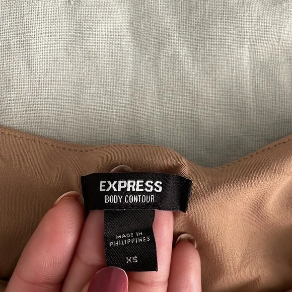 Express Body Contour High Neck Tank - Picture 6 of 7